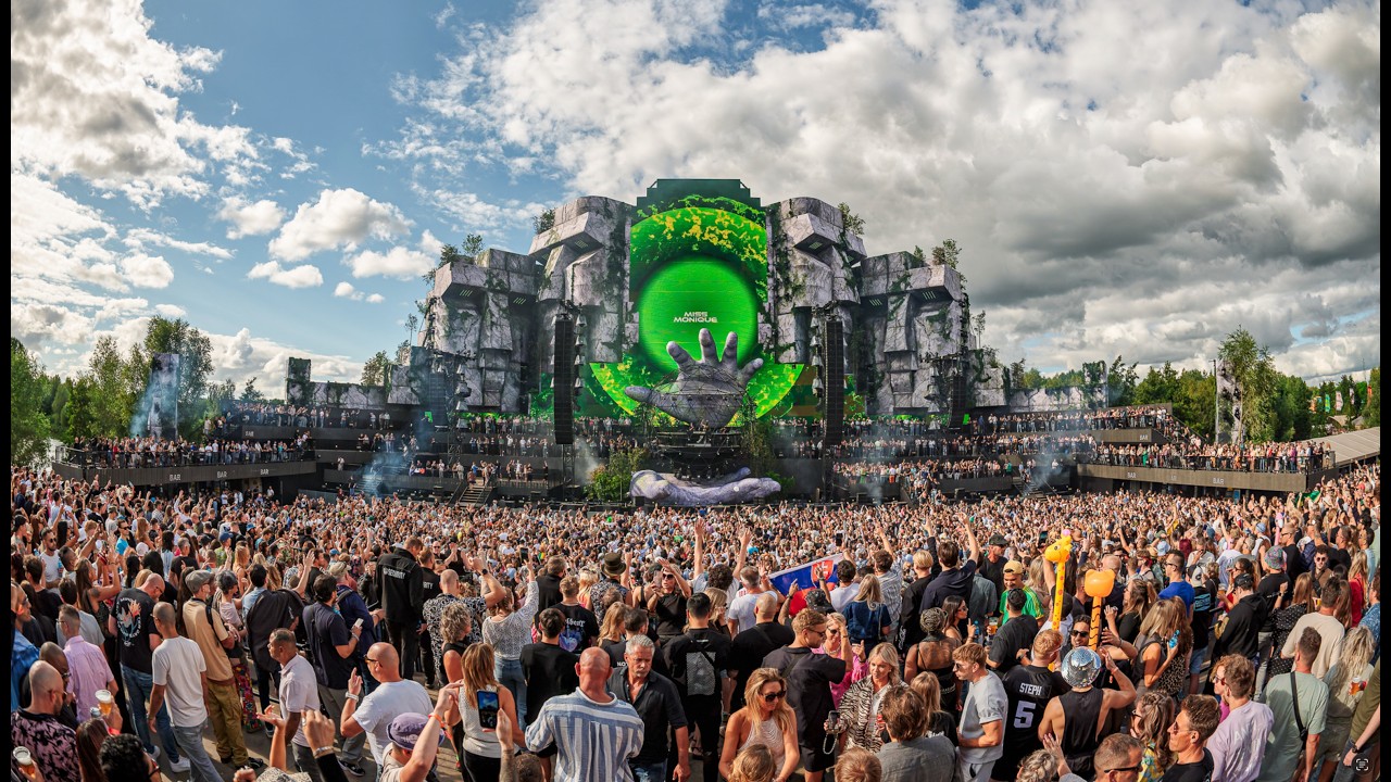 Miss Monique playing TH;EN & Mia Mendi &ndash; Fade Away @ Mysteryland 2025