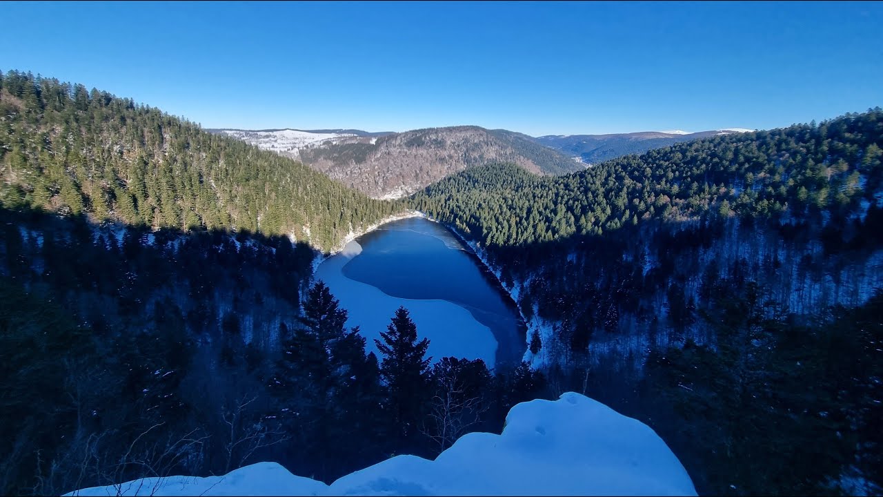 Le lac des Corbeaux sous la neige (Vosges)