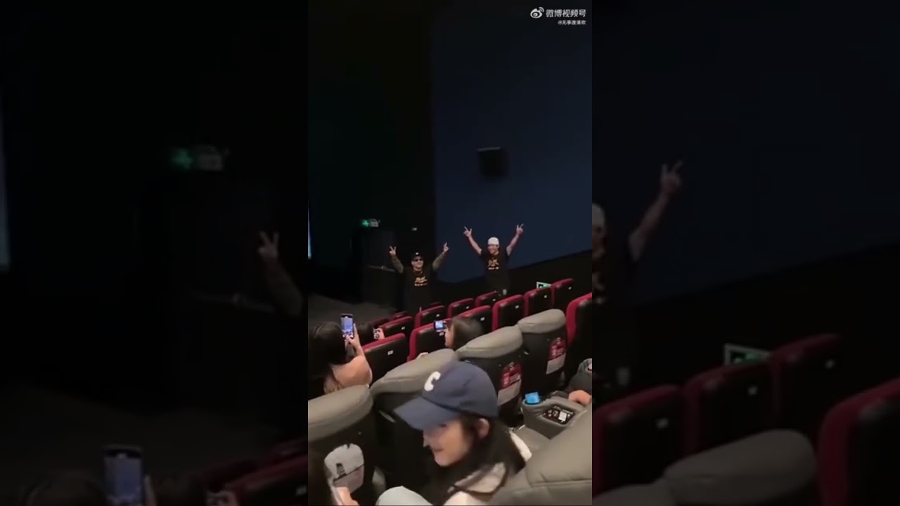 20230729 Wang Yibo surprise fan at cinema with gift