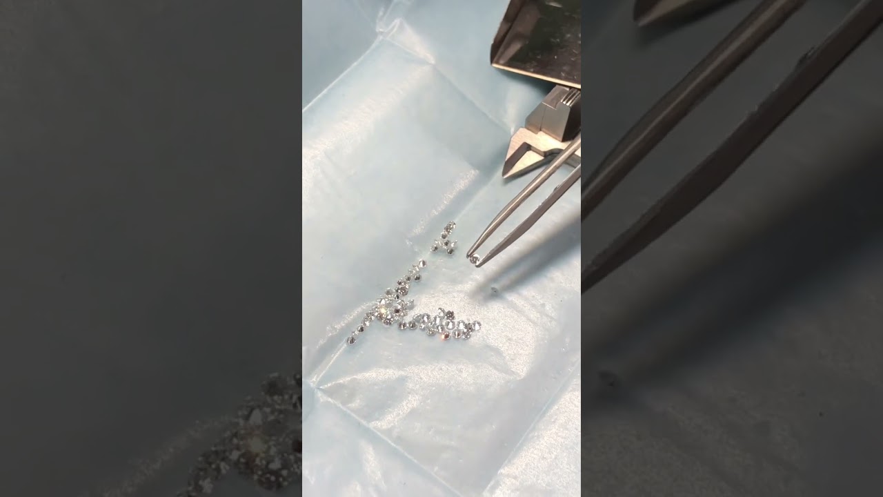 Un bracciale rigido in oro e diamanti incastonato a mano