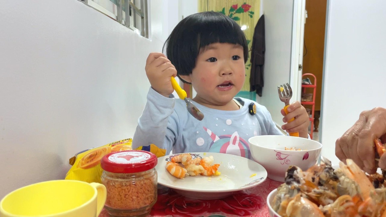|928| Bà Ngoại ngồi lột tôm 3 Na ăn nói chuyện nghe thấy thương | Trần Tiên JP Family