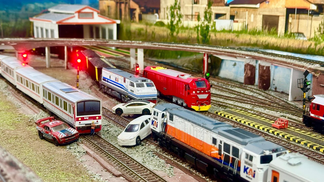 Kereta api KRL Commuterline,CC206,CC203 & CC300 menabrak Rombongan Mobil yg terpalang ditengah rel