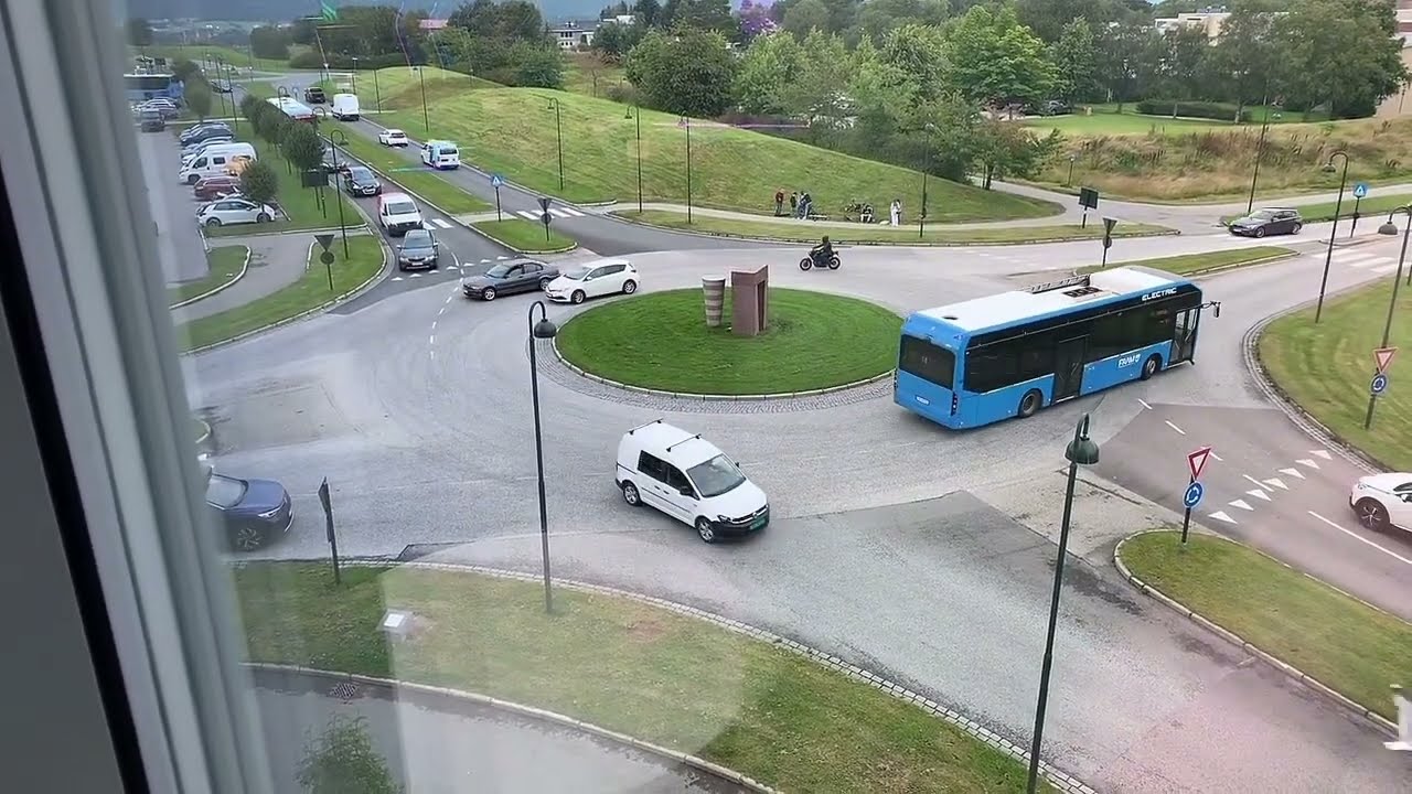 How Norwegian drive roundabout during rush hour