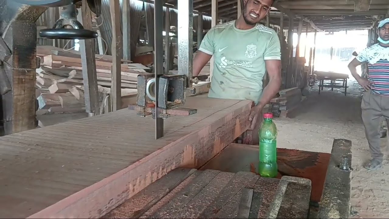 How beautifully does the iron cut wood in the sawmill? লোহা কাঠ। #woodworking 