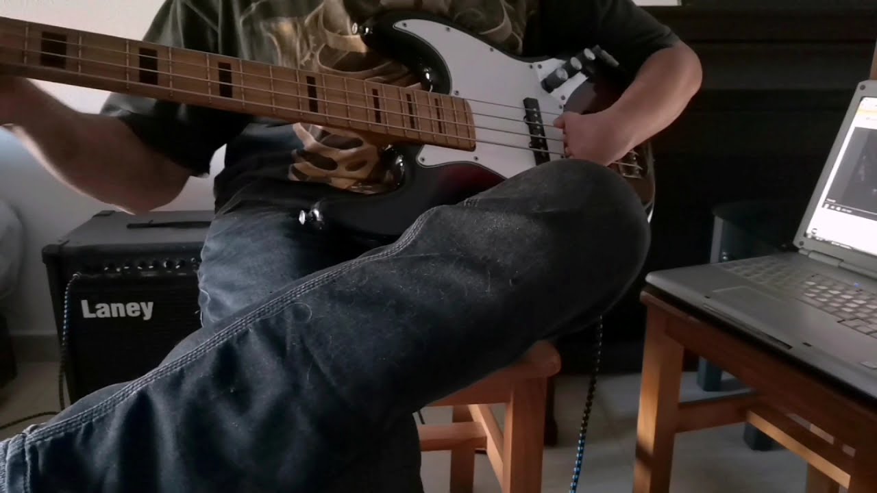 Tocando con el bajo al revés. (Playing with bass upside down).