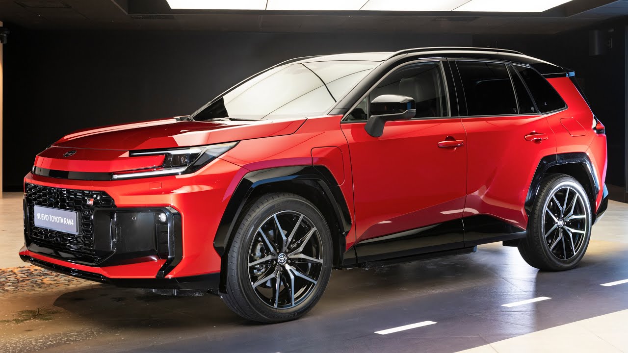 Toyota RAV4 GR Sport 2026 года (европейская модель) &mdash; внешний и внутренний вид.