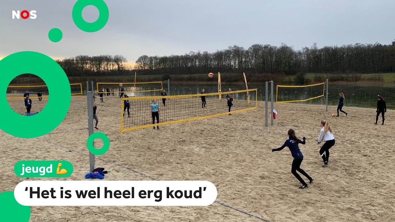 Brr! Kinderen volleyballen in de kou op het strand
