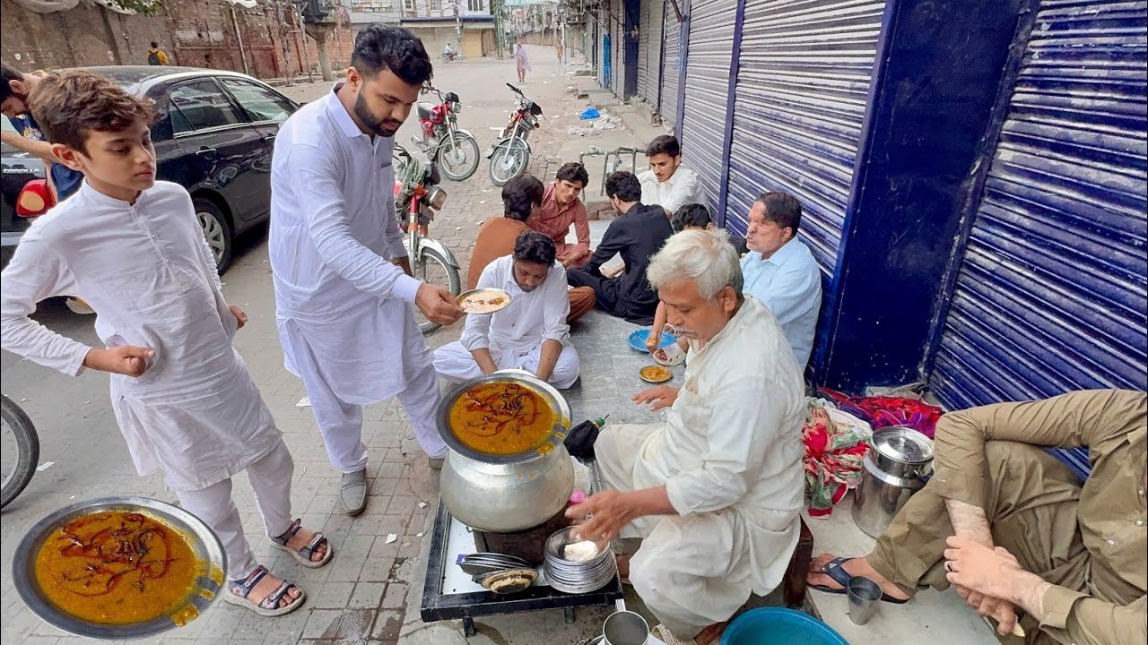SIRF 50/- CHEAPEST DESI BREAKFAST AT ROADSIDE IN PAKISTAN || CHACHA GEE HALEEM || STREET FOOD PK