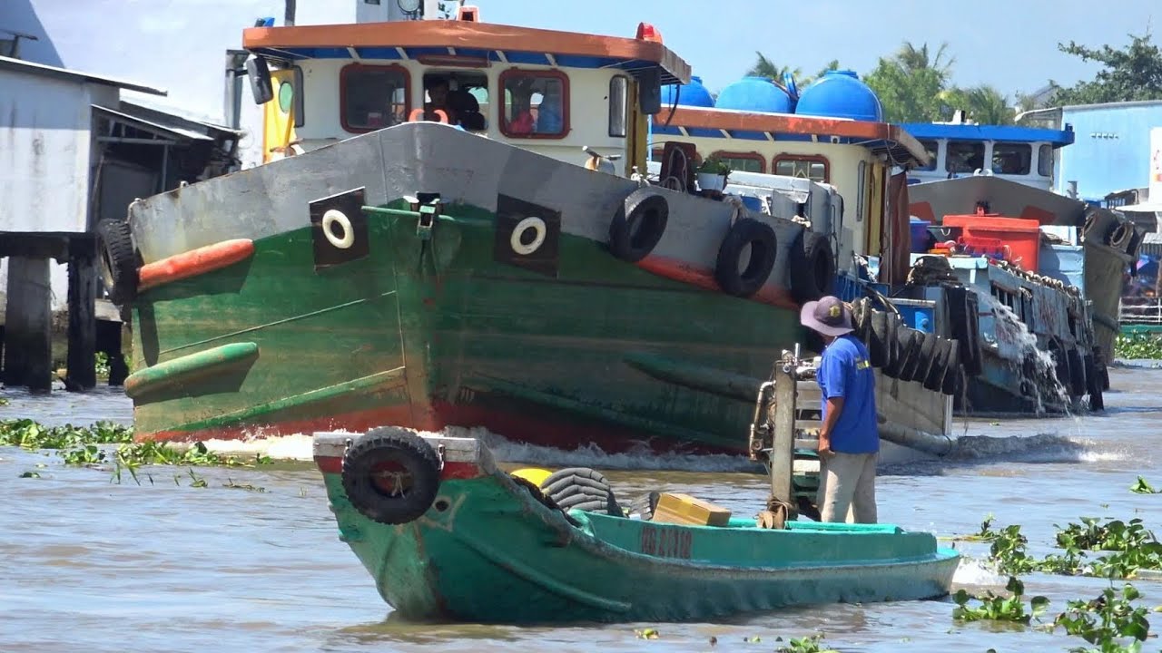 Đông khủng khiếp, đoàn sà lan  kéo vào góc cua gắt lúc nước đổ rất mạnh