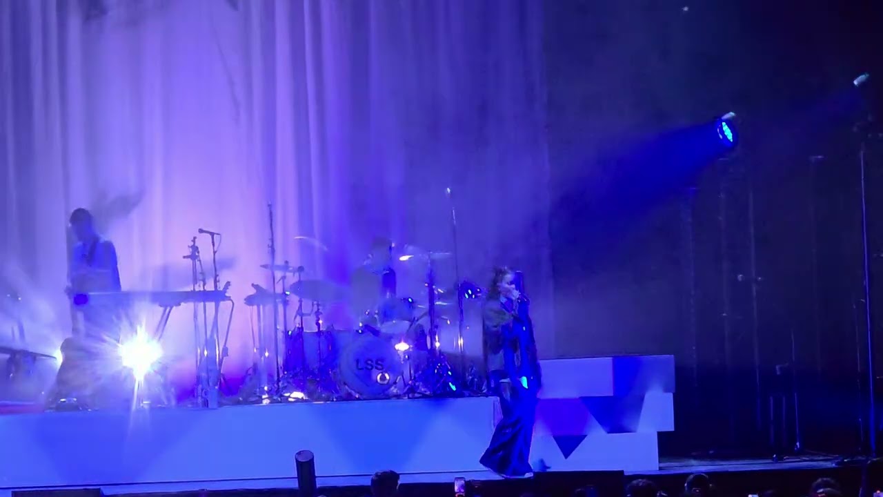 Lauren Spencer Smith - Bridesmaid | AFAS Live Amsterdam 