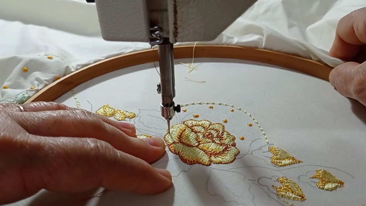 Fronha bordada com rosas