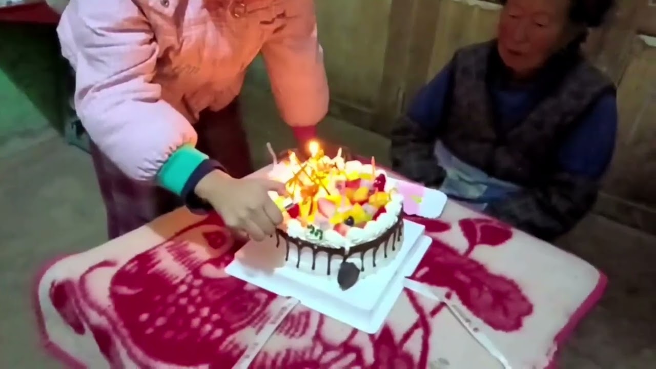 女儿的生日到了，我叫米饭妹姐姐去买蛋糕，只有他哥哥奶奶陪她过 #生日快乐 #小棉袄长大了