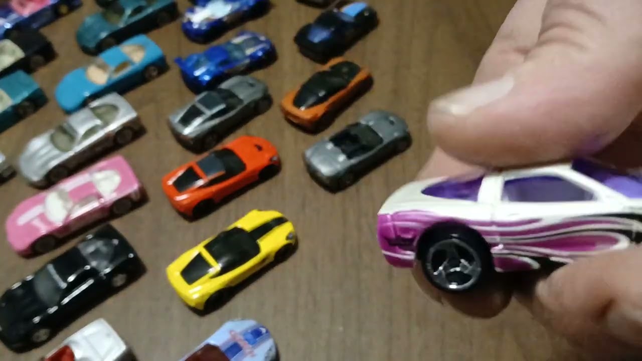 Cracking open hot wheels corvettes 