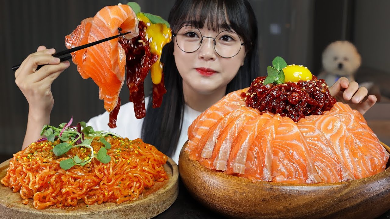 Сашими из лосося с юкхэ (сырой говядиной)🧡Острая смешанная лапша | Mukbang Asmr