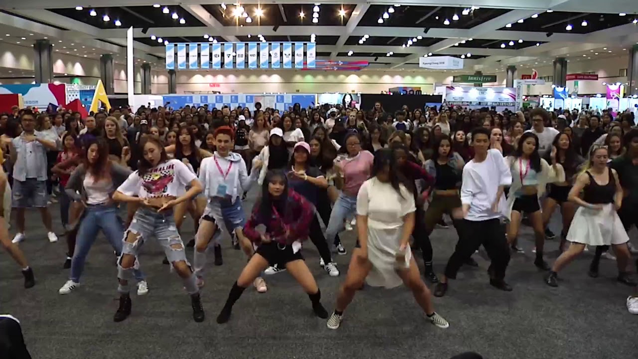 KPOP Random Dance Game (KCON17 DAY 3)