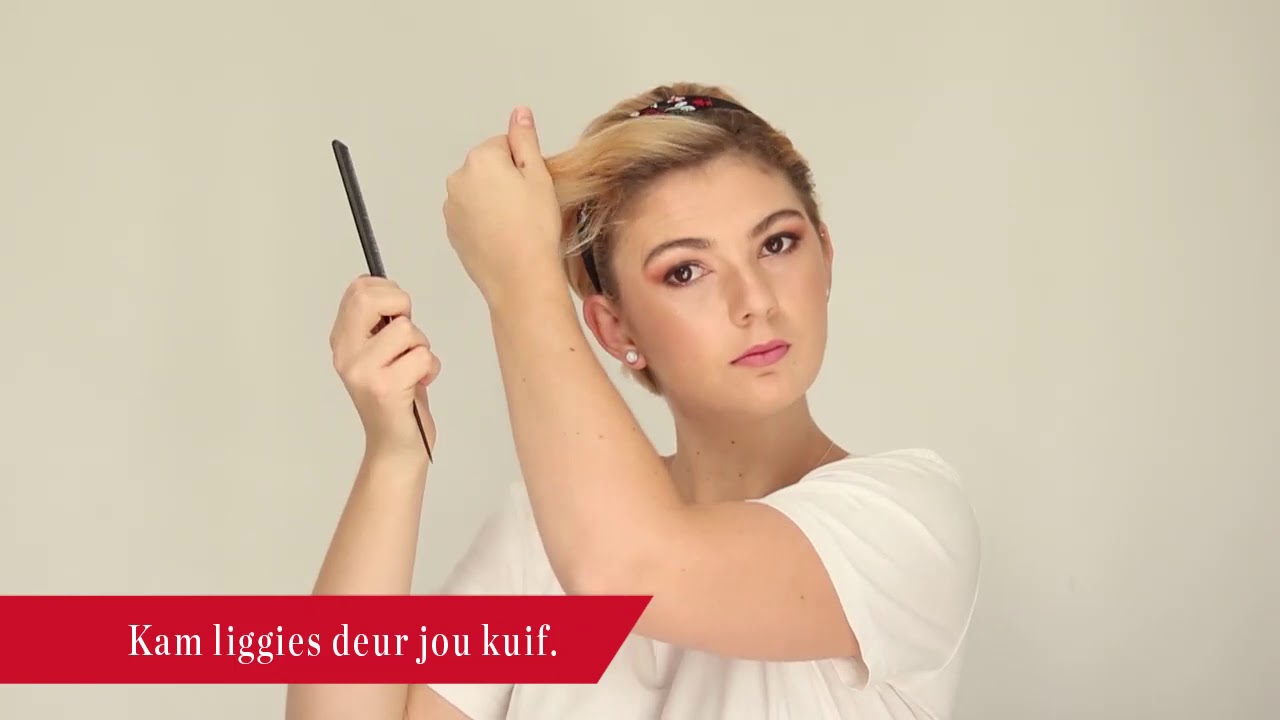 Glansryke gepluiskamde styl met haarband