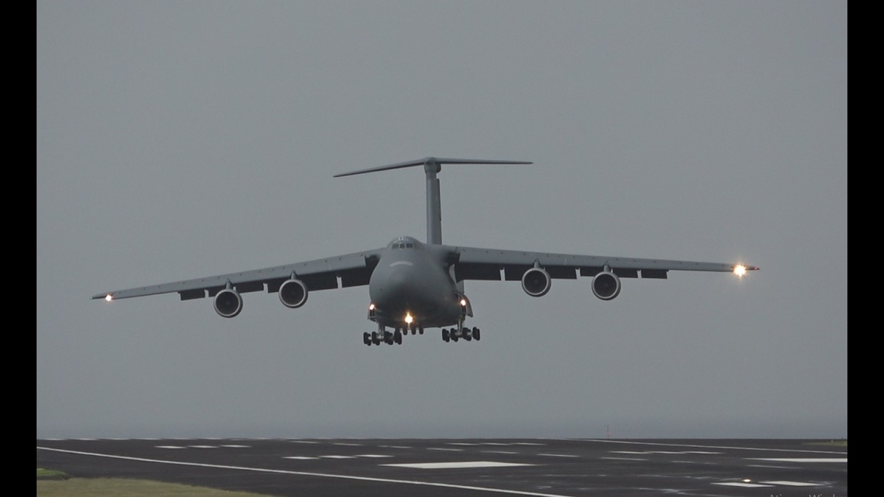 Strong winds force C-5M Super Galaxy to make second approach at Lajes