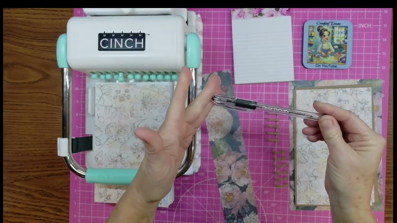 Быстрый и простой подарок из 3 частей. We R Memory Cinch: календарь, блокнот и подходящая ручка.