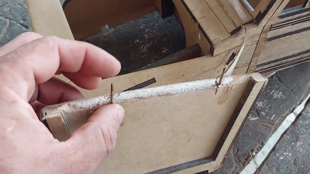 como fazer dobradiças pra porta de miniaturas
