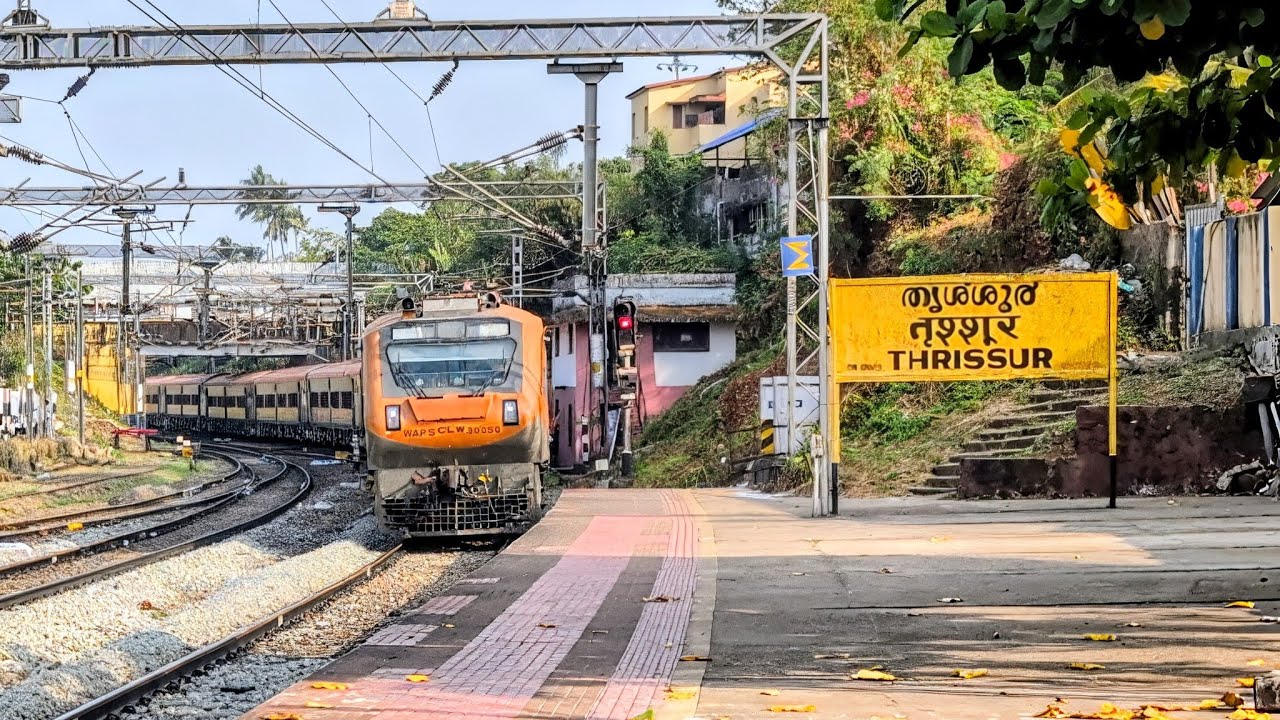 Charlapalli Thiruvananthapuram North Amrit Bharat Express approaching Thrissur 