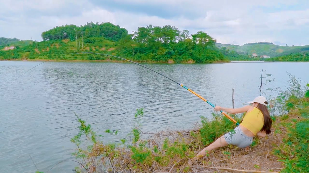 Hana Fishing || A Beautiful Girl is Fishing with a Hook in a Village Canal || Hook Fishing
