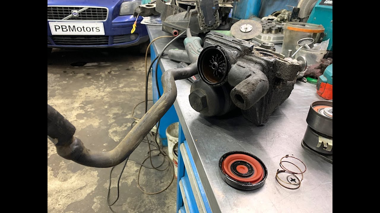 Течь масла в моторе 2,4 на Volvo S40 с забитым бачком рециркуляции картерных газов.