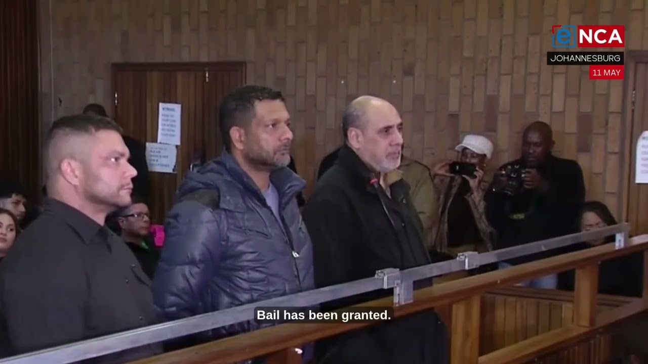 Главные полицейские SAPS Фероз Хан и Эбрагим Кадва освобождены под залог