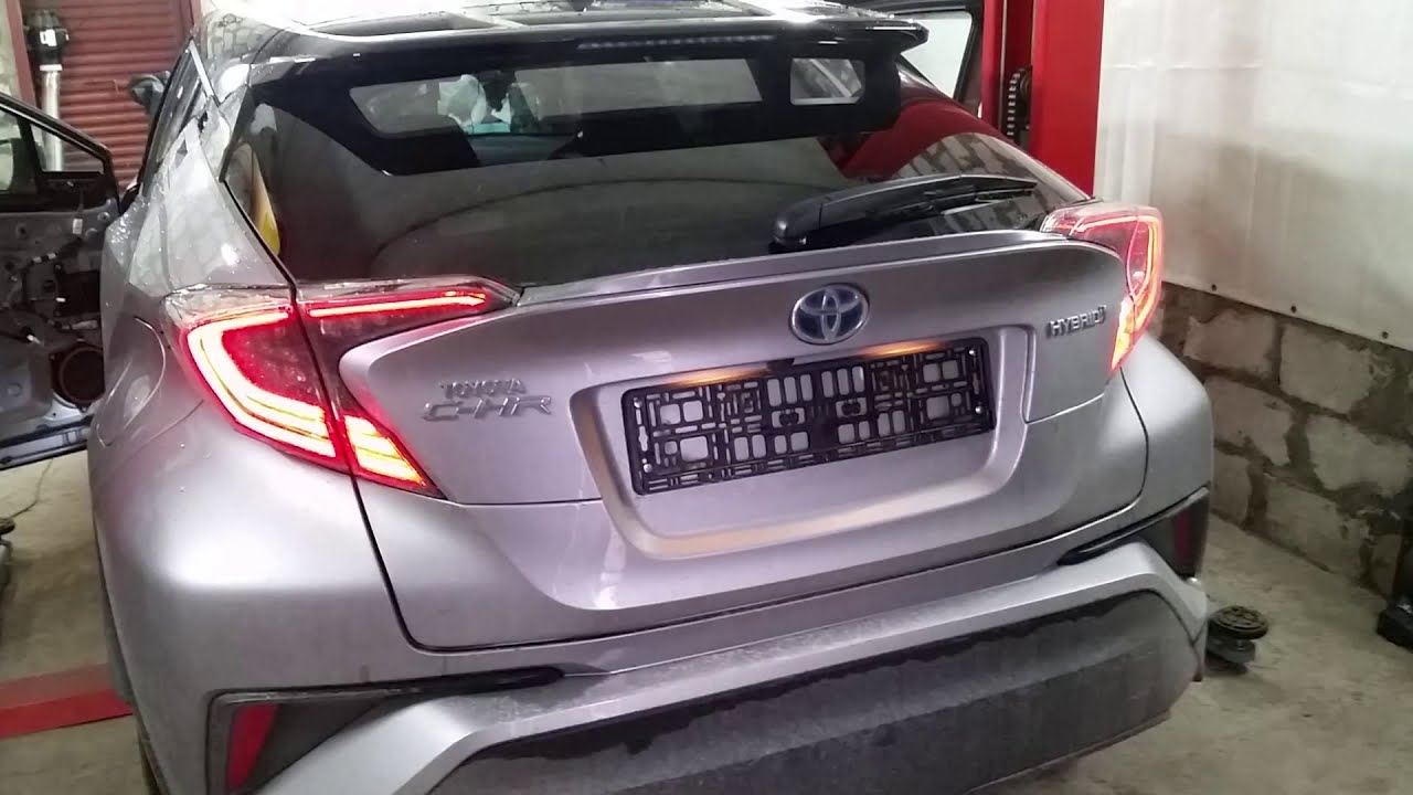 Toyota C-HR 1.8 Hybrid  2017 г. Меняю масло, фильтр салона, снимаю  карту водительской двери .