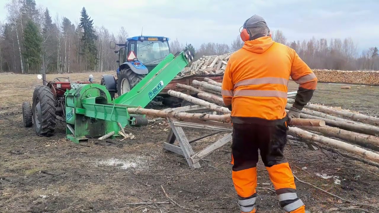 Klapien tekoa kolmen traktorin avustuksella 4.4.2025.