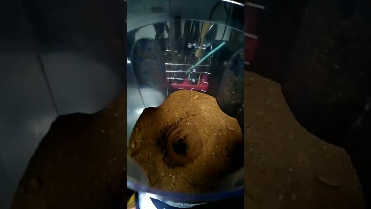 hoje eu resolvi moer caf&eacute; no liquidificador kkkk ☕