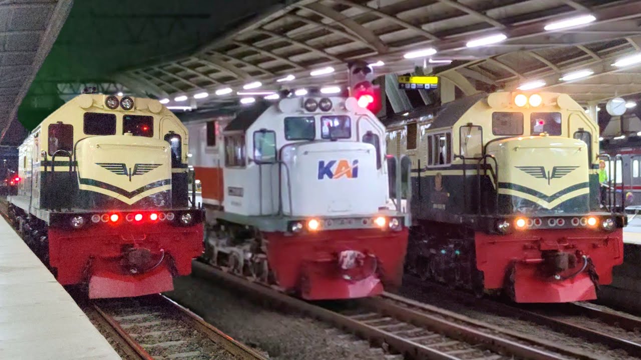 PASUKAN KERETA API MALAM PADATI STASIUN TERSIBUK JAKARTA Spesial Lokomotif Vintage & Masinis Ramah !