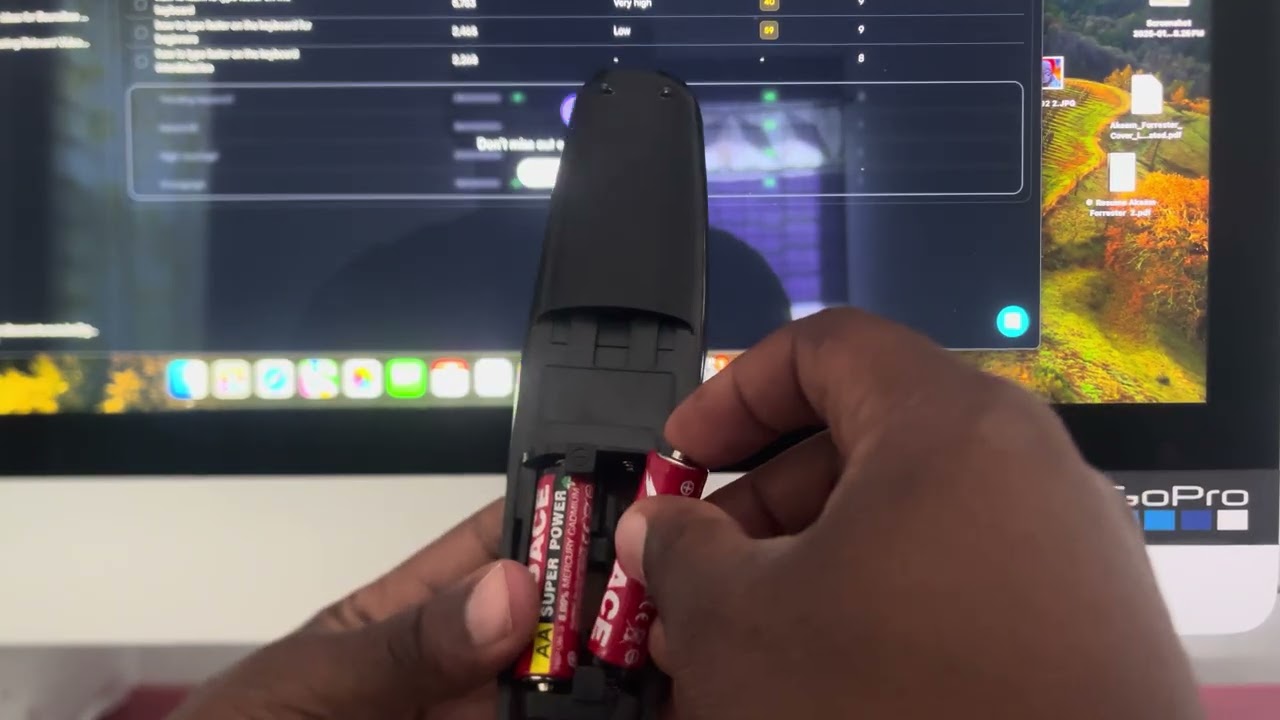 How to put battery 🔋 in a remote the correct way 