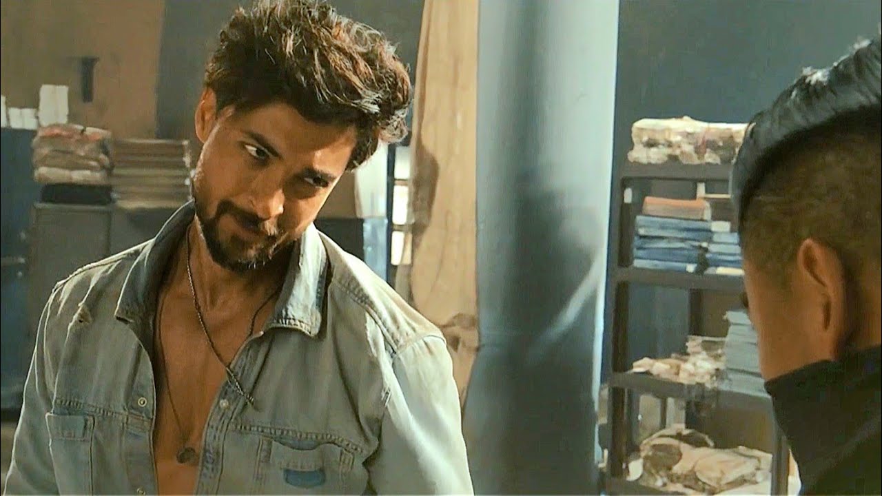شباب ف الكليه بيحفلوا عليه غالبنين مايعرفوش انه وحش مهين والي هايعمله فيهم مش هاينمهم الليل..رسلان