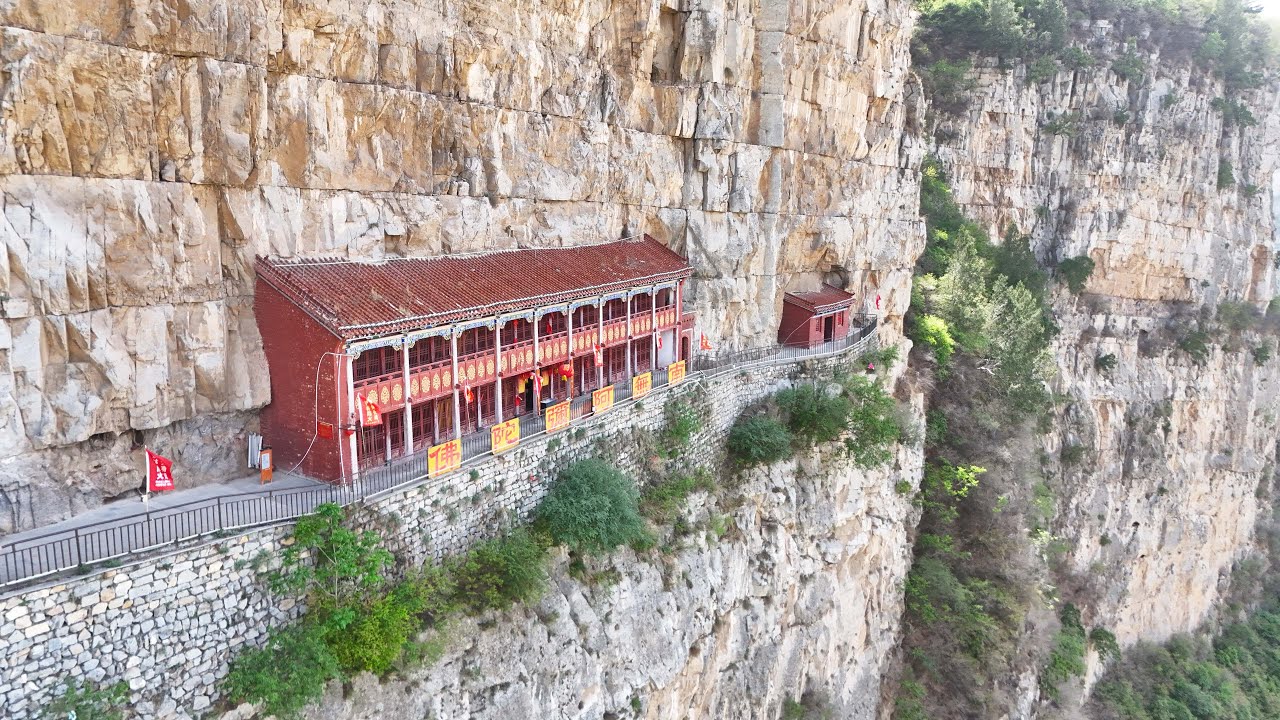 山西大山發現一座600年懸空寺，懸掛在200米的高空，太震撼了，看看到底是怎麼建成的