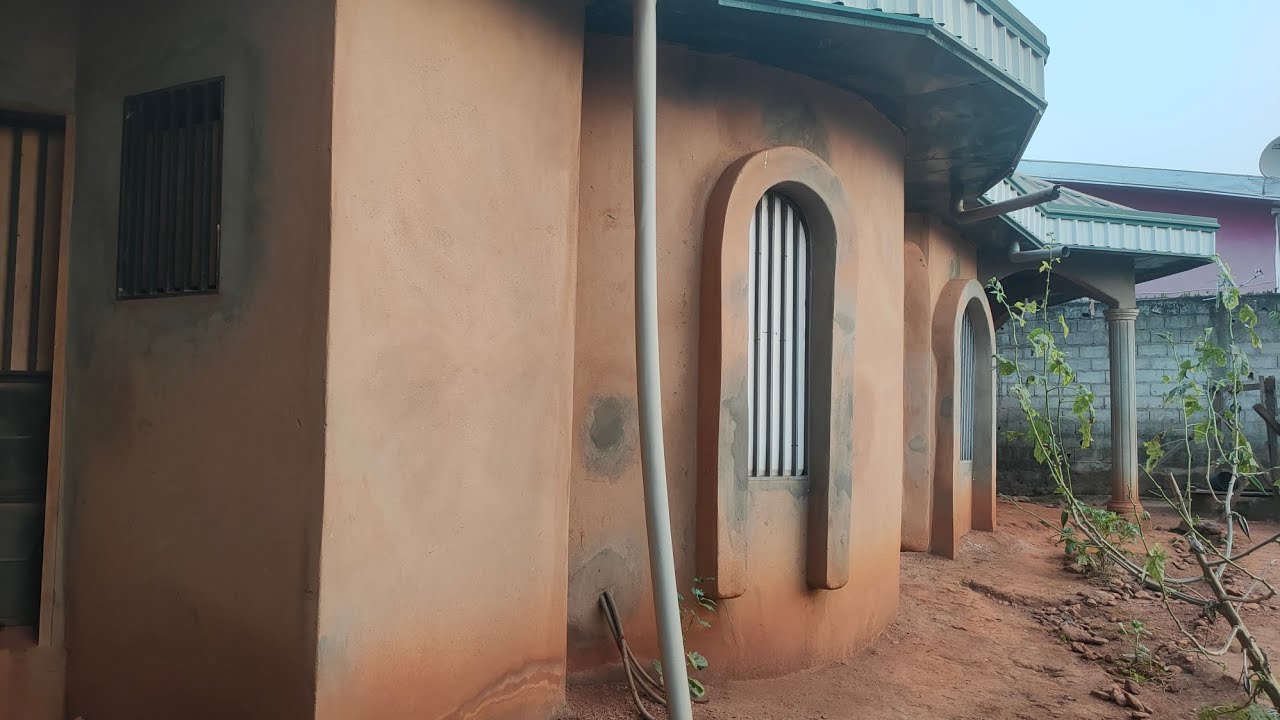 construction de maison sans fer, sans gravier, sans ciment (crépissage en terre)