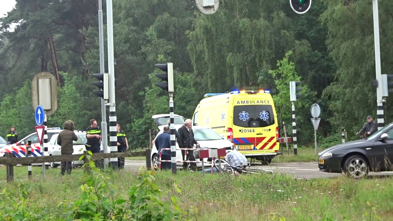 Aankomst politie en ambulance bij aanrijding letsel. 12-06-2019.