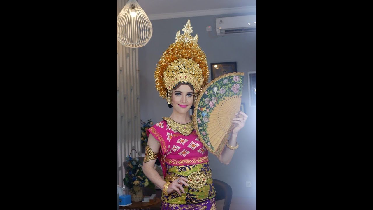 Makeup Tata Rias Payas Agung Bali di Salon Tirta Harum dengan bule asal Australia