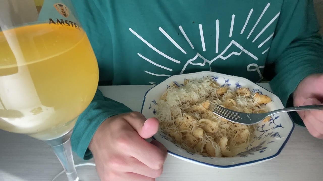 Asmr Hablando con vosotros mientras como macarrones
