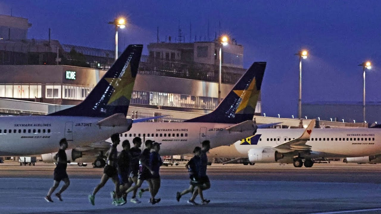 旅客機ずらり、滑走路で早朝ラン　神戸空港初イベント、200人駆け抜ける