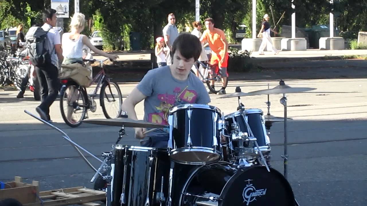 Young drummer in oslo. Saw this guy on my way from work :)