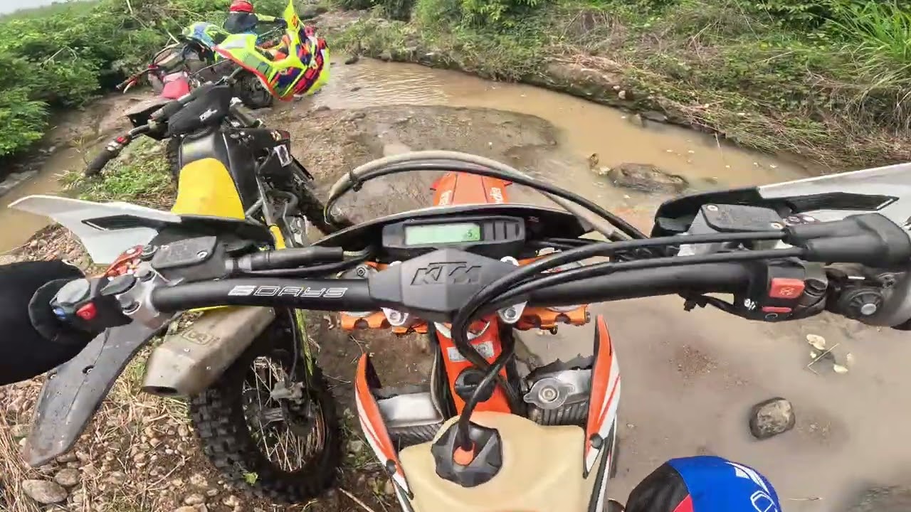 Masuk di jalur sungai berbatu disinilah fisik kita di uji 