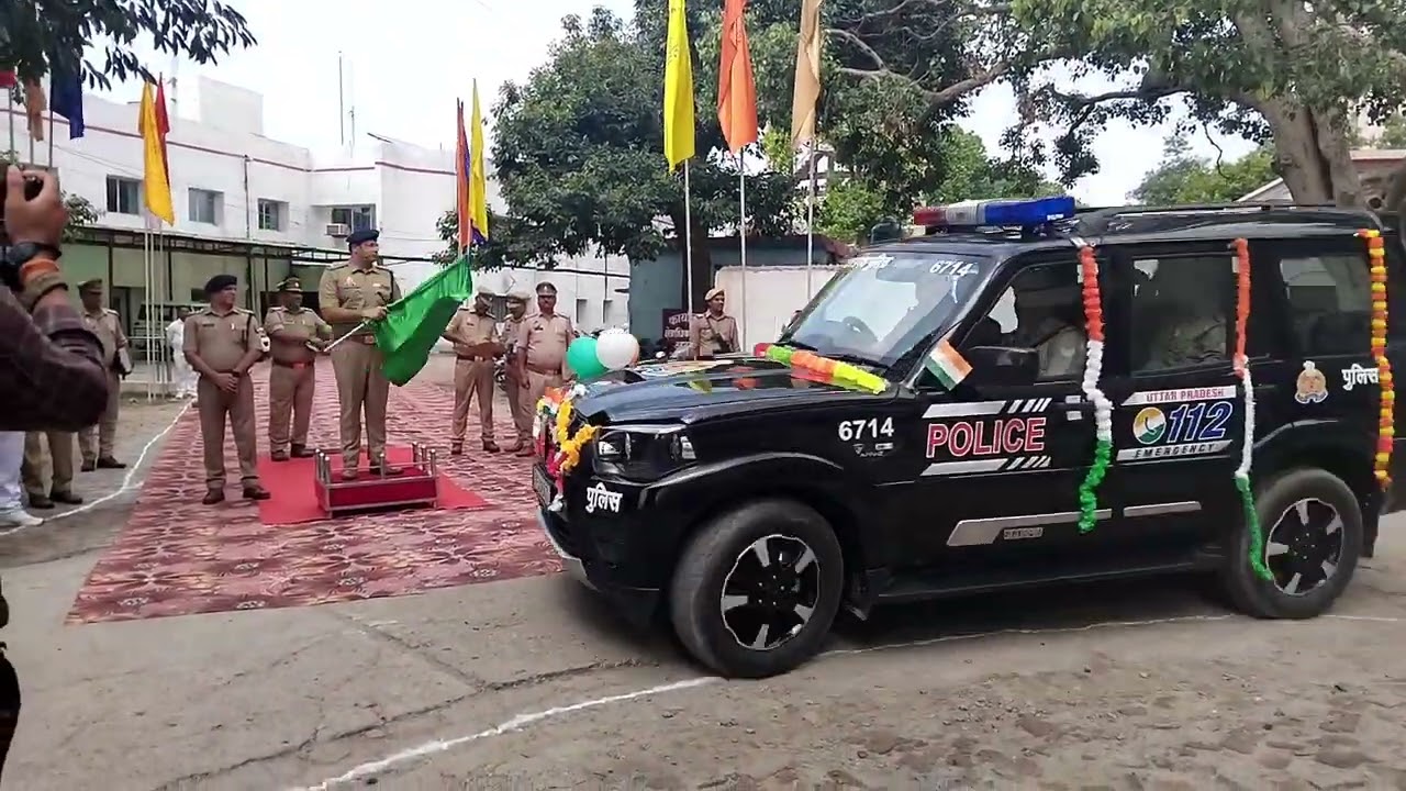 मुख्यालय सें यूपी डायल 112 की आई 14 वाहनों को हरी झंडी दिखाकर रवाना एसएसपी डॉ. गौरव ग्रोवर अयोध्या