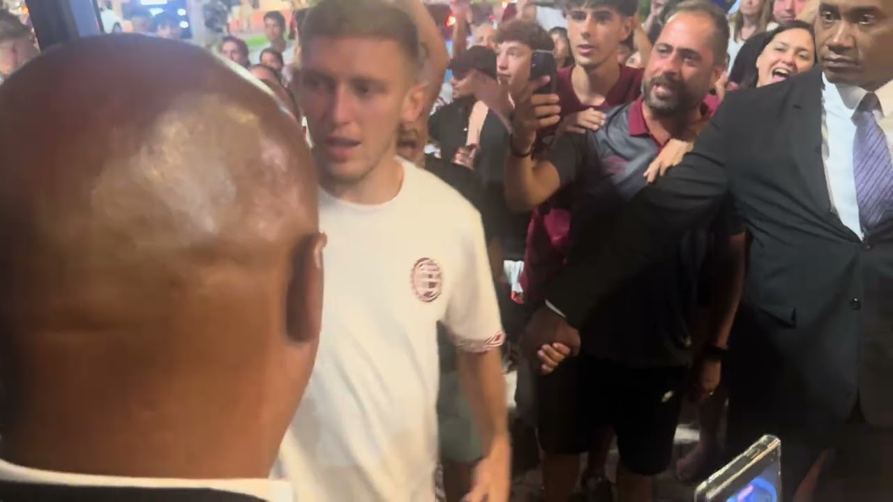 Impresionante recepción de los hinchas de Lanús a los jugadores en Río de Janeiro 