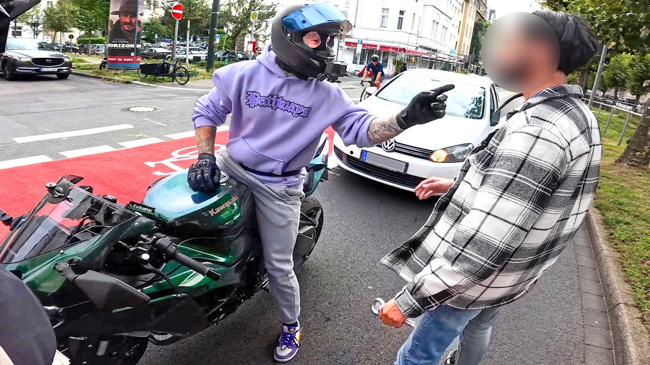 AUTOFAHRER ATTACKIERT MIT ABSCHLEPPHAKEN