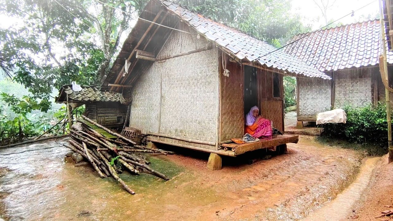 Masya Allah!! Kini Di Usia Sudah Tua, Tinggal Sendiri  Kehidupan Di Kampung Saat Hujan Turun