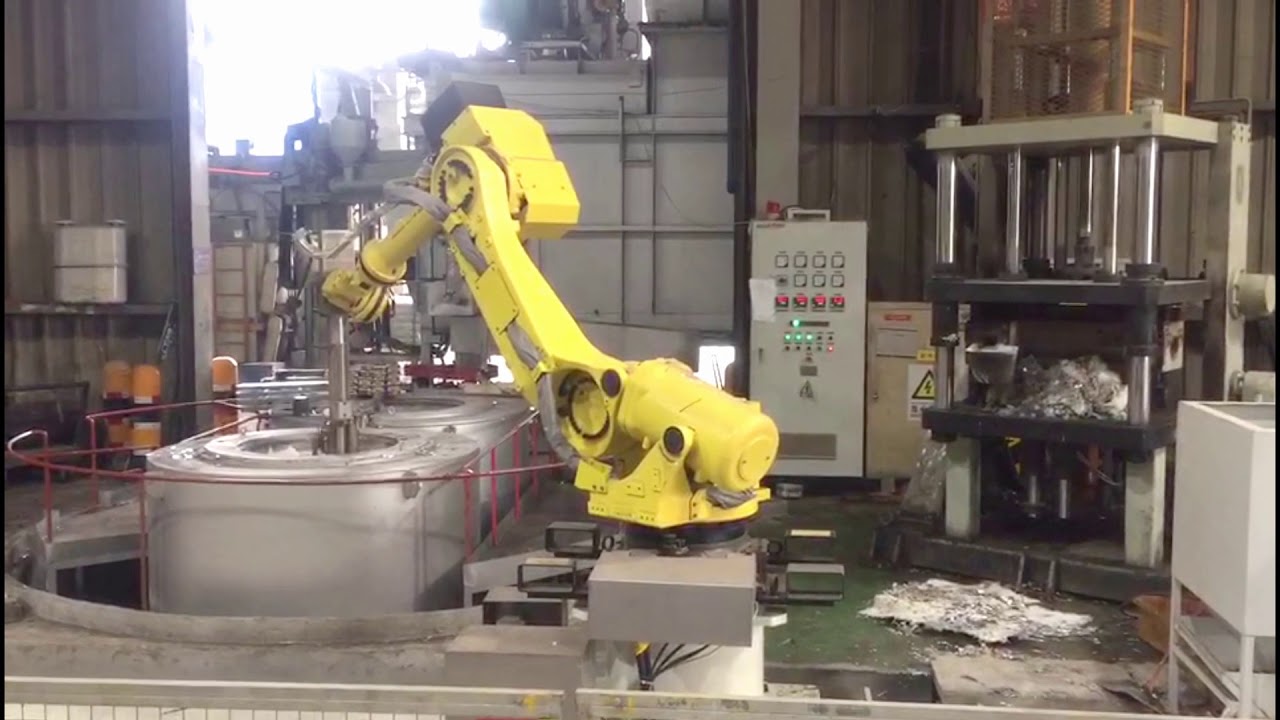 Robot move to pour alumminum melt for casting