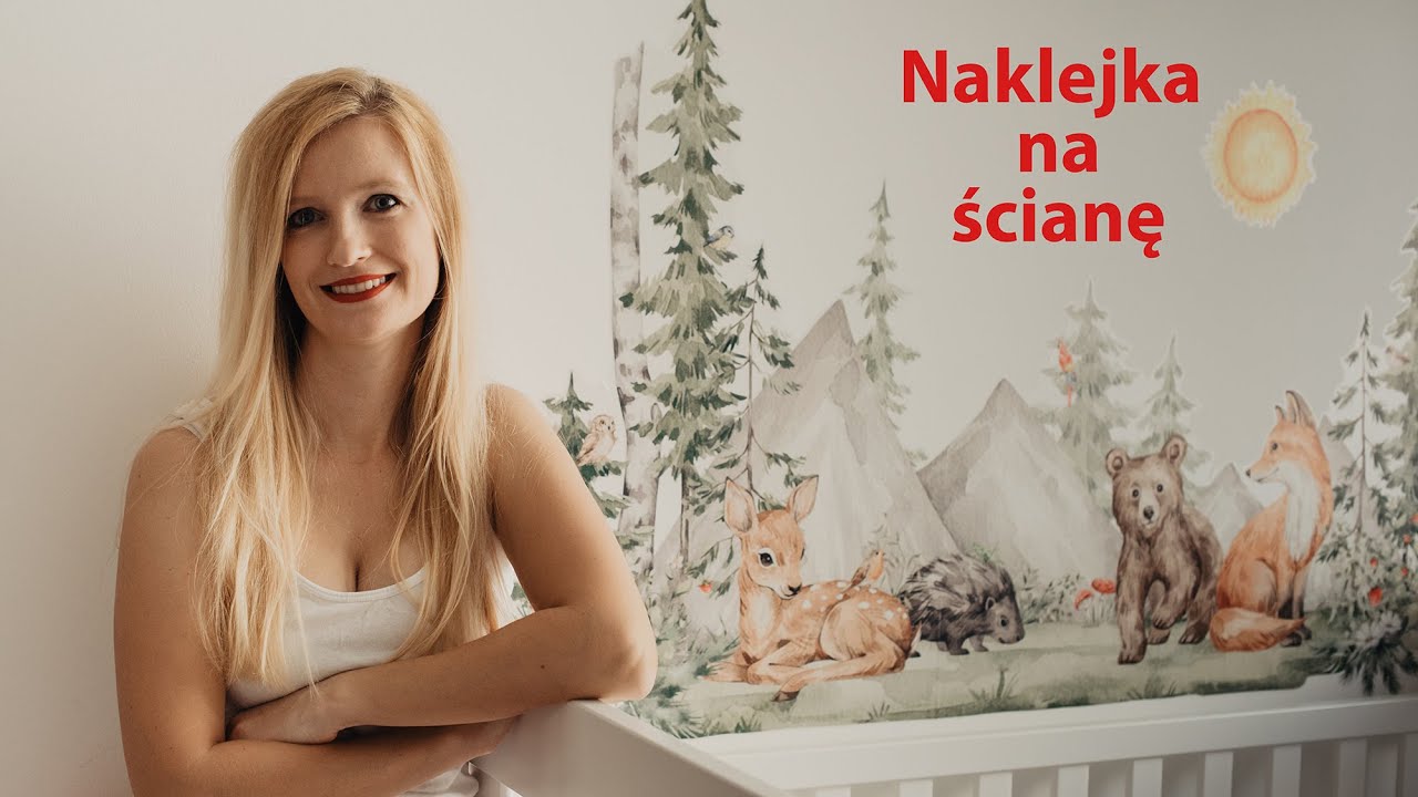 Naklejam naklejkę na ścianę