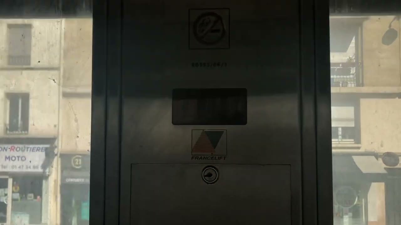 Ascenseur à la station de métro La Motte-Picquet Grenelle (direction Charles de Gaulle - Étoile)