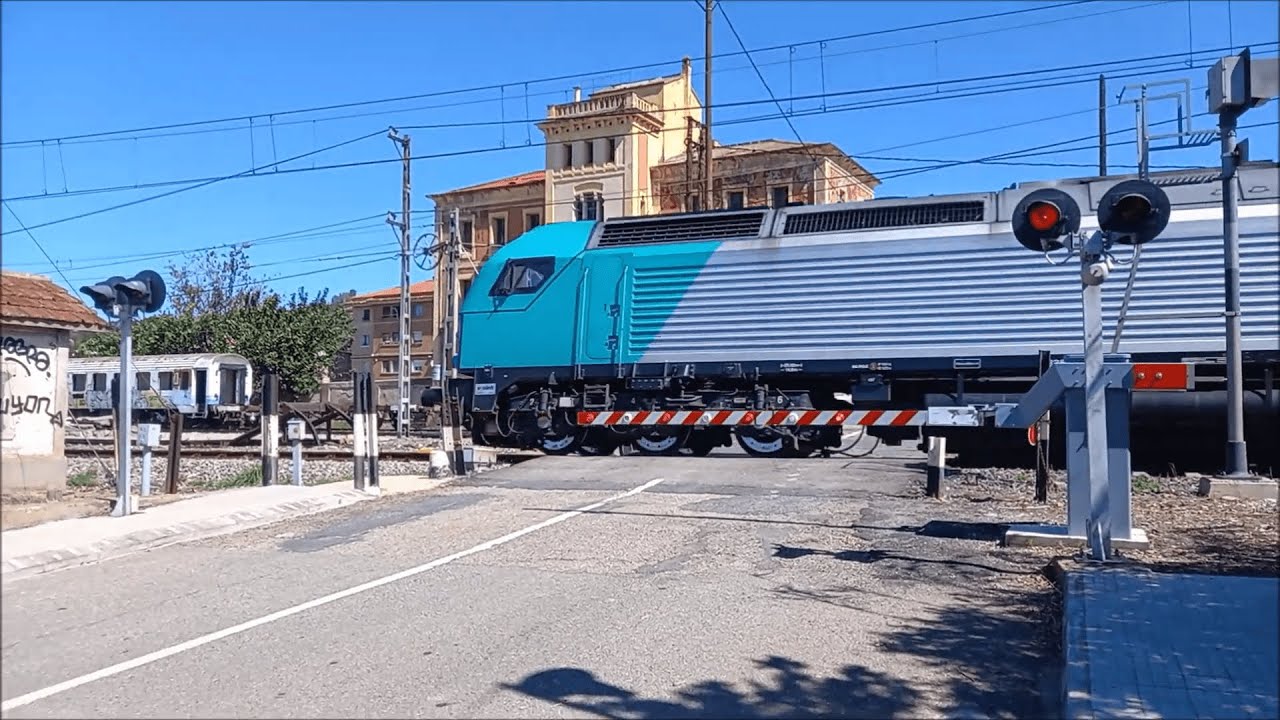 Paso a nivel (2/3) con barreras en Móra la Nova