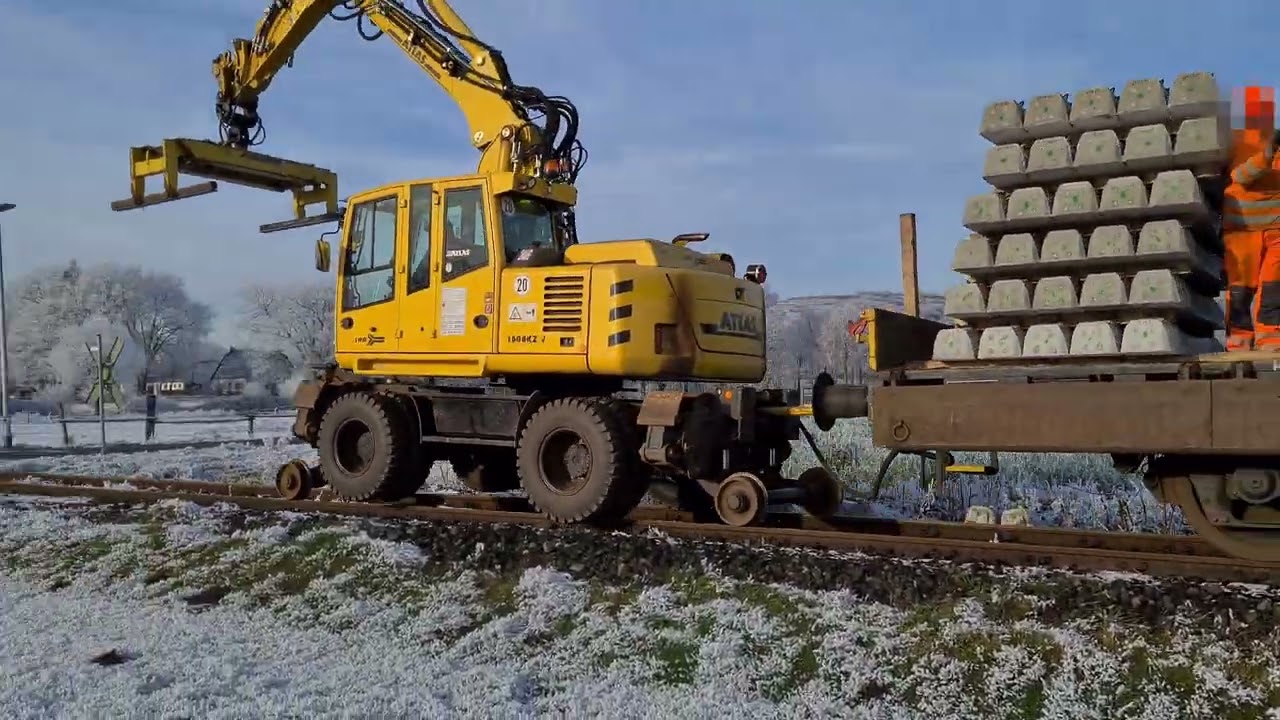 Zweiwegebagger beim Schwellenwechsel & Baustellenvorbereitung - Gleisbau auf der TWE (02/2022)